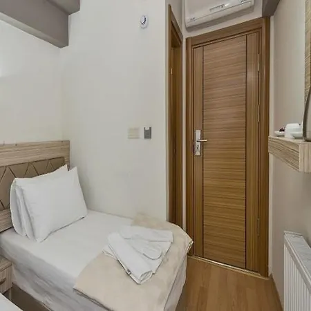 מלון Metrolux 5*